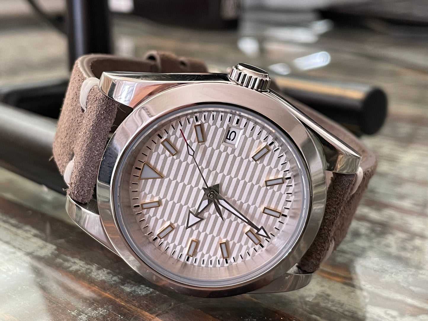 The White Elegance: Automatic Mechanical Wristwatch